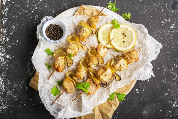 Limón kebabs de pollo con miel glaseado y perejil y pimienta. Vista superior — Foto de Stock