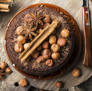 Ev yapımı çikolata çılgın pasta çikolata, fındık fındık, tarçın ve baharat rahat sonbahar çay partisi için. Üstten Görünüm.