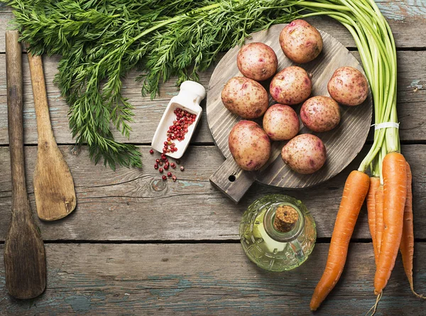 Taze organik tarım sebze: sulu havuç, baharat ve bir bıçak basit bir ahşap zemin üzerine genç patates. Üstten Görünüm.