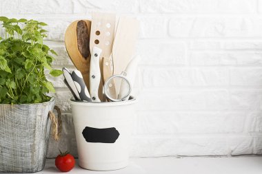 Mutfak natürmort beyaz tuğla duvar arka plan üzerinde