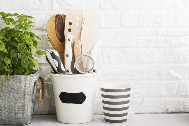 Mutfak natürmort beyaz tuğla duvar arka plan üzerinde