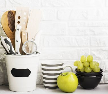 Mutfak natürmort beyaz tuğla duvar arka plan üzerinde