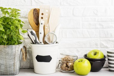 Mutfak natürmort beyaz tuğla duvar arka plan üzerinde