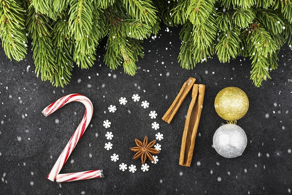 Nowy rok tle płatki śniegu, słodycze, cukierki, cynamon, kulki numer roku 2018 — Zdjęcie stockowe