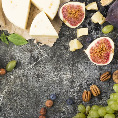 Peynir aperatifler, hileler, gri taş zemin üzerine arkadaşları ile toplantılar için Yönetim Kurulu: muhtelif peynirler, genç peyniri, parmesan, peynir Çemen, incir, fındık, bal, üzüm ile Üstten Görünüm.