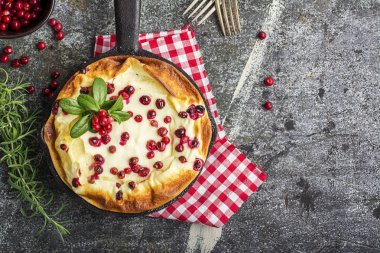 Çatal ve meyveleri dalları gri bir taş zemin üzerine sulu çilek cranberries ile ev yapımı ihale lor güveç. Üstten Görünüm.