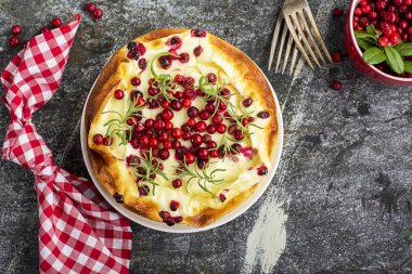 Çatal ve meyveleri dalları gri bir taş zemin üzerine sulu çilek cranberries ile ev yapımı ihale lor güveç. Üstten Görünüm.