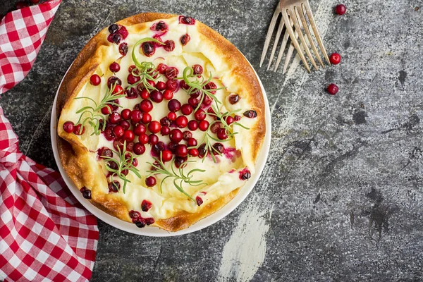 Çatal ve meyveleri dalları gri bir taş zemin üzerine sulu çilek cranberries ile ev yapımı ihale lor güveç. Üstten Görünüm.