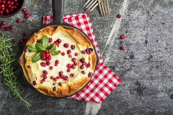 Çatal ve meyveleri dalları gri bir taş zemin üzerine sulu çilek cranberries ile ev yapımı ihale lor güveç. Üstten Görünüm.