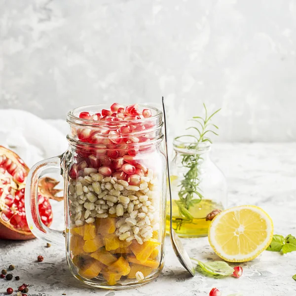 Ensalada con cebada perlada —  Fotos de Stock