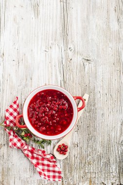 Mükemmel aperatifler ve ana yemekler için baharat. Taze ev yapımı baharatlı tatlı sos Kuzey ormandan gelen kızılcık hizmet et, peynir için oyun için bir arka plan üzerine bir kase çilek. Üstten Görünüm.