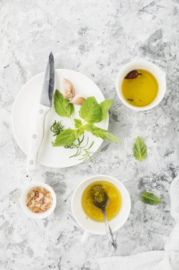 Malzemeler için ev yapımı limonlu salata giyinme zeytin yağı, tuz, biber, limon, limon kabuğu, suyu, sarımsak ve otlar tat salatası için sos. Hafif bir arka plan üzerinde Üstten Görünüm.