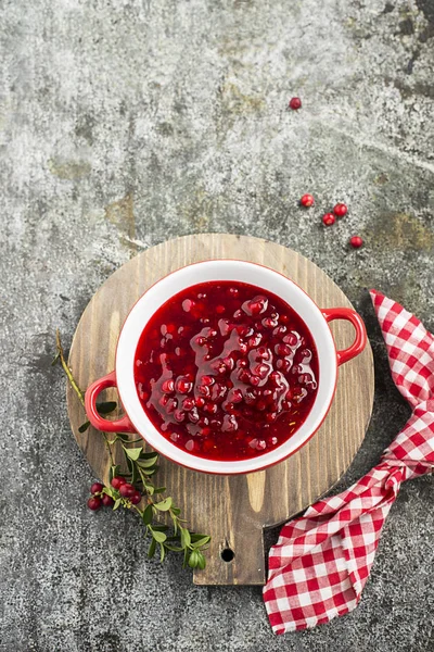 Mükemmel aperatifler ve ana yemekler için baharat. Taze ev yapımı baharatlı tatlı sos Kuzey ormandan gelen kızılcık hizmet et, peynir için oyun için bir arka plan üzerine bir kase çilek. Üstten Görünüm.
