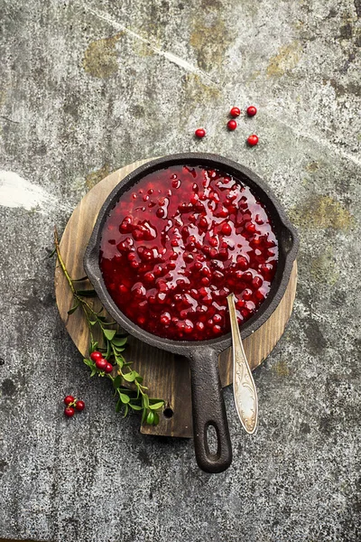 Mükemmel aperatifler ve ana yemekler için baharat. Taze ev yapımı baharatlı tatlı sos Kuzey ormandan gelen kızılcık hizmet et, peynir için oyun için bir arka plan üzerine bir kase çilek. Üstten Görünüm.