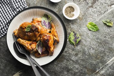 İştah açıcı tavuk parçaları sırlı pişmiş kabak, ekşi krema ve karanlık bir arka plan üzerinde bir servis tabağı fesleğen fırında pişmiş bir sıcak sevimli. Üstten Görünüm