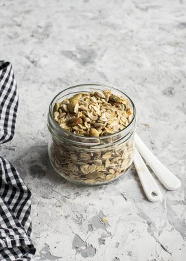 Fırında çıtır iştah açıcı kalın sonbahar kış sebze çorba için toping hazırlık için malzemeler kabak çekirdeği, Ayçekirdeği, yulaf gevreği karanlık bir arka plan üzerinde seramik formundaki püresi. Hedef