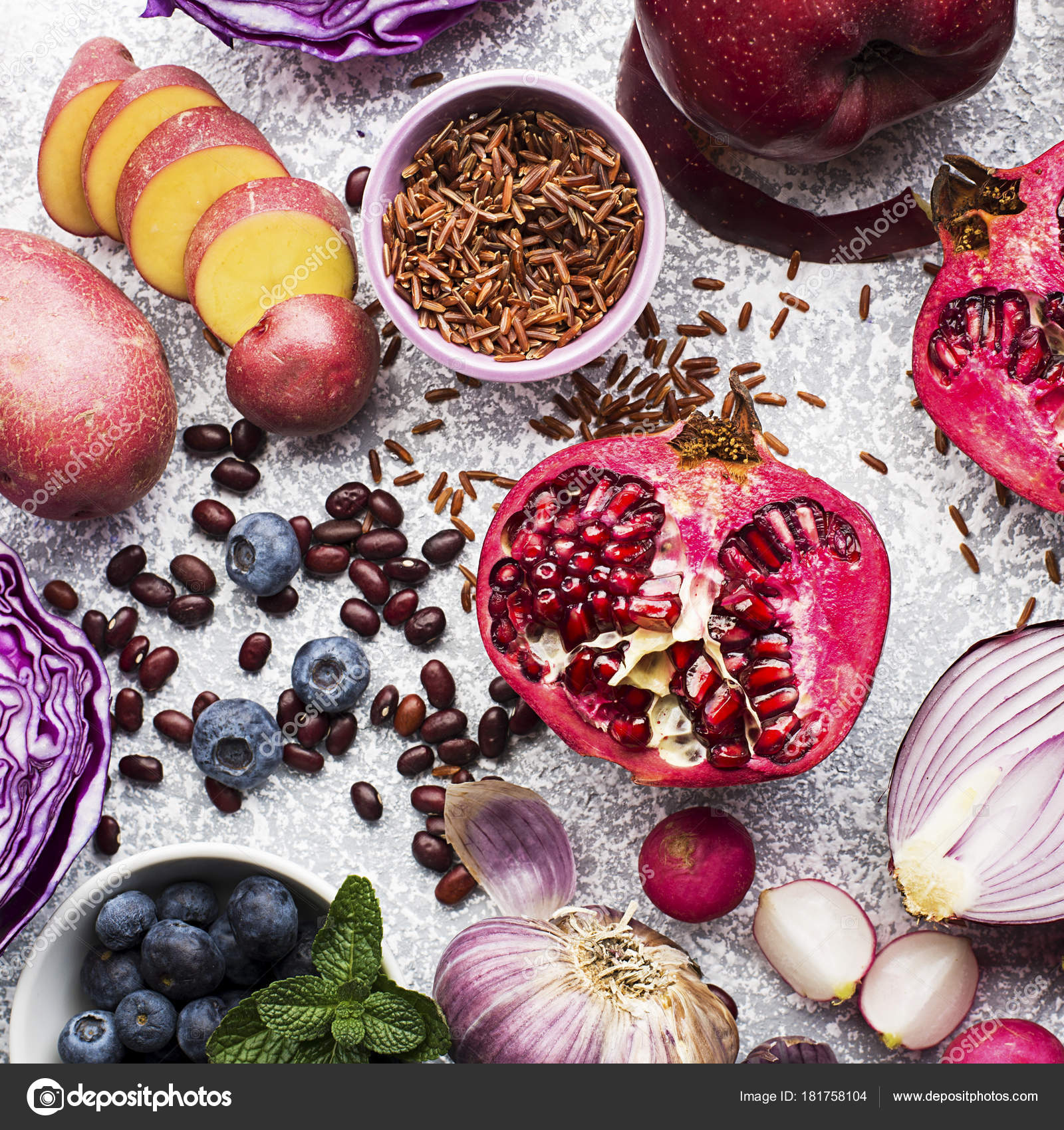 Различные овощи и фрукты фиолетового, розового и