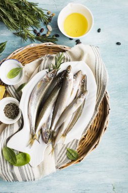 Taze deniz gibi kokuyordu, sardalya, hamsi taze ıspanak, limon dilimleri, baklagiller doğru sağlıklı doğal beslenme kavramı için basit bir zemin üzerine soğuk su küçük balık. Üstten Görünüm.