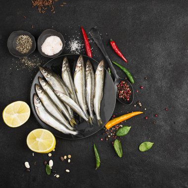 Taze deniz balık kokuyor ya da limon, kekik, biberiye ve kaba deniz tuzu ile yemek pişirmek için hazır sardalyaları. Taze, sağlıklı deniz ürünleri kavramı. Üstten Görünüm.