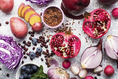 Farklı sebze ve meyve mor, pembe ve mor renk sağlıklı bir diyet için. Vitamin açısından zengin antosiyanin kan ve kardiyovasküler sistem için. Yılın renk. En iyi Violet