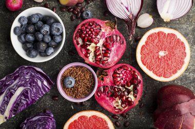 Farklı sebze ve meyve mor, pembe ve mor renk sağlıklı bir diyet için. Vitamin açısından zengin antosiyanin kan ve kardiyovasküler sistem için. Yılın renk. En iyi Violet