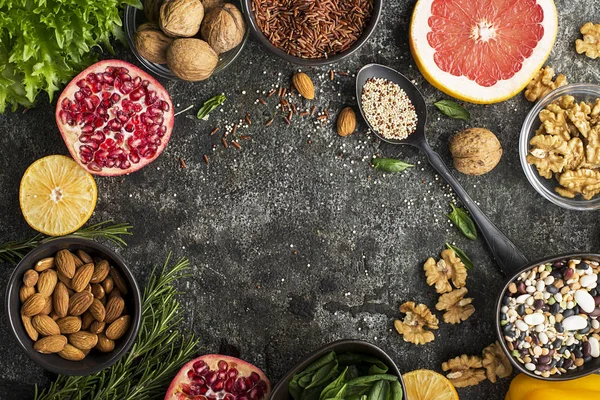 Ingredienser av en hälsosam kost för att rita upp en måltidsplan: vilda brunt ris, quinoa, spenat, baljväxter, apelsiner, grapefrukt, mandlar, valnötter. Top View .copy utrymme — Stockfoto