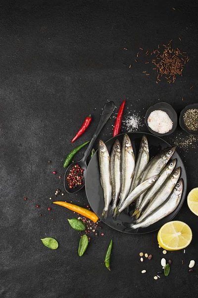 Čerstvé mořské ryby koruška nebo sardinky, připraven k vaření s citronem, tymián, rozmarýn a hrubá mořská sůl. Koncept čerstvé, zdravé plody. Pohled shora. — Stock fotografie