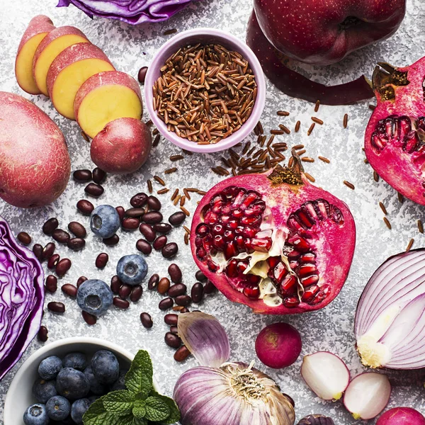 Diferentes verduras y frutas de color púrpura, rosa y púrpura para una dieta saludable. Antocianinas ricas en vitaminas para la sangre y el sistema cardiovascular. Color del año. Arriba Violeta — Foto de Stock