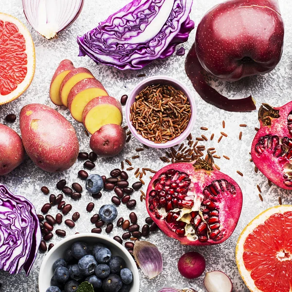 Diferentes verduras y frutas de color púrpura, rosa y púrpura para una dieta saludable. Antocianinas ricas en vitaminas para la sangre y el sistema cardiovascular. Color del año. Arriba Violeta — Foto de Stock