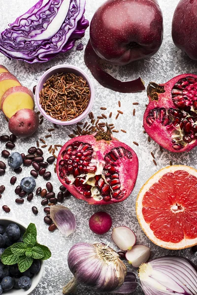 Diferentes verduras y frutas de color púrpura, rosa y púrpura para una dieta saludable. Antocianinas ricas en vitaminas para la sangre y el sistema cardiovascular. Color del año. Arriba Violeta — Foto de Stock