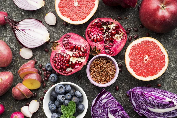 Olika grönsaker och frukter av lila, rosa och lila färg för en hälsosam kost. Vitamin a-rik antocyaniner för blod och kardiovaskulära systemet. Färgen på året. Top violett — Stockfoto