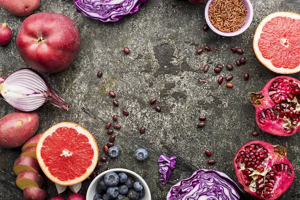 Olika grönsaker och frukter av lila, rosa och lila färg för en hälsosam kost. Vitamin a-rik antocyaniner för blod och kardiovaskulära systemet. Färgen på året. Top violett — Stockfoto