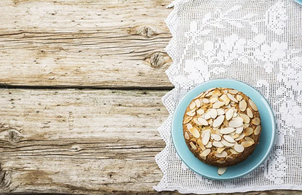 Tarte de pacane maison simple décorée avec des pétales d'amande avec un fond en bois Servir Pâques utilisé des couleurs bleues et jaunes, oeufs de caille, fleurs de lavande, nappe en lin vintage fait main . — Photo