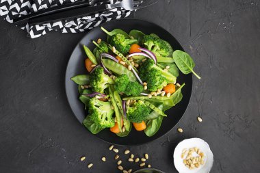 Vejetaryen yemek aperatif brokoli, genç bezelye, bebek havuç, çam fıstığı ile tatlı soğan salatası. Üstten Görünüm.