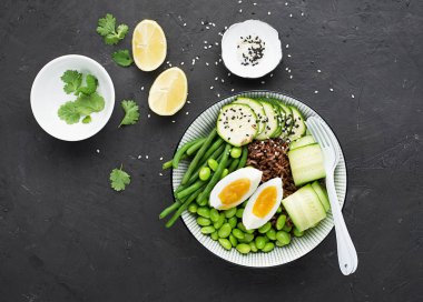 Sebze tabağı. Kırmızı güzel kokulu Yasemin pirinç soya fasulyesi edamame, ince çalı fasulyesi, taze salatalık, kabak ve yumurta sağlıklı snack, öğle yemeği. Üstten Görünüm