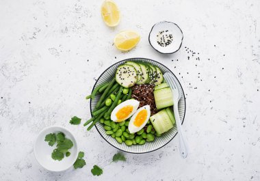 Sebze tabağı. Kırmızı güzel kokulu Yasemin pirinç soya fasulyesi edamame, ince çalı fasulyesi, taze salatalık, kabak ve yumurta sağlıklı snack, öğle yemeği. Üstten Görünüm