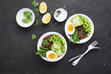 Sebze tabağı. Kırmızı güzel kokulu Yasemin pirinç soya fasulyesi edamame, ince çalı fasulyesi, taze salatalık, kabak ve yumurta sağlıklı snack, öğle yemeği. Üstten Görünüm
