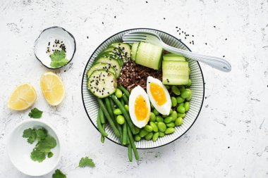 Sebze tabağı. Kırmızı güzel kokulu Yasemin pirinç soya fasulyesi edamame, ince çalı fasulyesi, taze salatalık, kabak ve yumurta sağlıklı snack, öğle yemeği. Üstten Görünüm