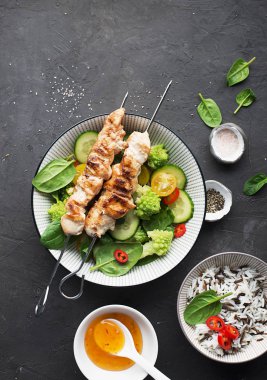 Tavuk hindi şiş ile taze sebze: ıspanak, acı biber, Romanesk, broccoflower, kiraz domates. Üstten Görünüm. Gıda kavramı