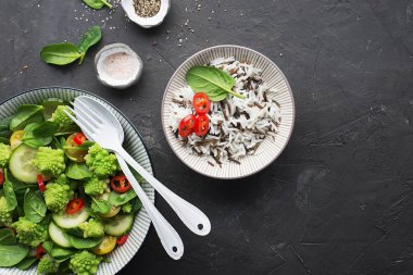 Romanesco brokoli, ıspanak, domates sarı, sıcak kırmızı biber biber salatası vahşi ve basmati pirinç sosu. Sağlıklı bir vejetaryen diyet kavramı