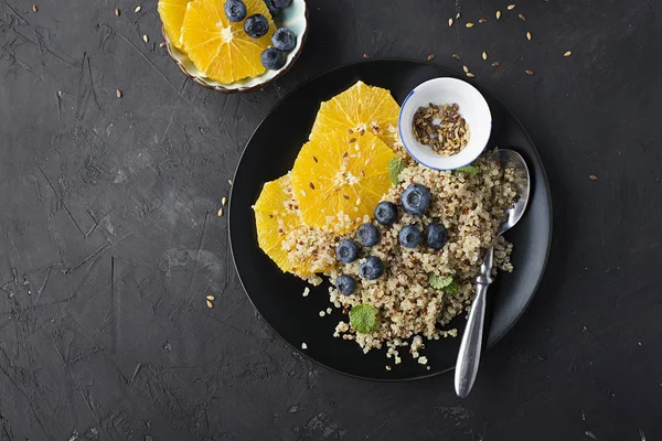 Cuenco de arándanos naranja de quinua para el desayuno con semillas de lino. El concepto de comer. Vista superior —  Fotos de Stock