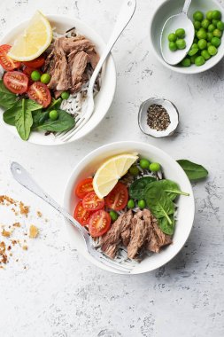 Sağlıklı öğle yemeği. Ton balığı, yabani pirinç ve kase hizmet içinde basmati, domates, ıspanak ve yeşil bezelye. Üstten Görünüm.