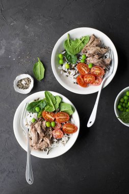 Sağlıklı öğle yemeği. Ton balığı, yabani pirinç ve kase hizmet içinde basmati, domates, ıspanak ve yeşil bezelye. Üstten Görünüm.