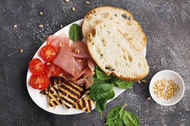 Hellim peynirli bruschetta, domates, salam, tatlım, çam fıstığı. Sağlıklı snack. Üstten Görünüm