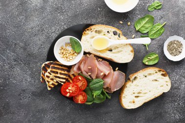 Kızarmış peynir haloumi, zeytin, bruschetta, domates, zeytin, çam fıstığı, zeytin yağı, bal ve ıspanak ile iştah açıcı aperatif. Üstten Görünüm