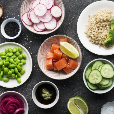 Pirinç edamame somon için taze malzemelerle kase poke. Üstten Görünüm.