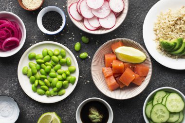 Pirinç edamame somon için taze malzemelerle kase poke. Üstten Görünüm.