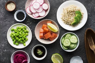 Pirinç edamame somon için taze malzemelerle kase poke. Üstten Görünüm.