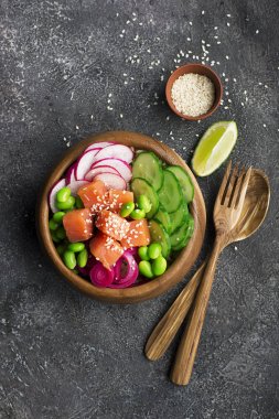 Taze deniz ürünleri yemek tarifi. Taze karides, kahverengi pirinç, salatalık, turşu tatlı soğan, turp, soya fasulye edamame siyah beyaz susam ile alakart bir somon poke kase karides. Gıda kavramı poke kase