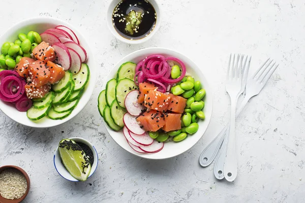 Verse zeevruchten recept. Garnalen zalm poke kom met verse garnaal, bruine rijst, komkommer, ingemaakte zoete ui, radijs, soja bonen edamame geportioneerd met zwart-wit sesam. Concept poke etensbak — Stockfoto